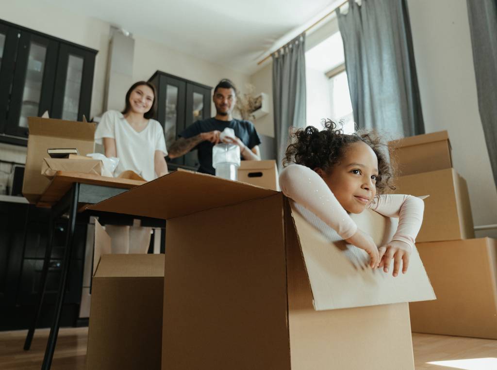 Famille en cours de déménagement après avoir obtenu un crédit pour acheter un nouveau bien immobilier.