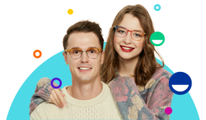 Couple souriant ayant obtenu un prêt personnel