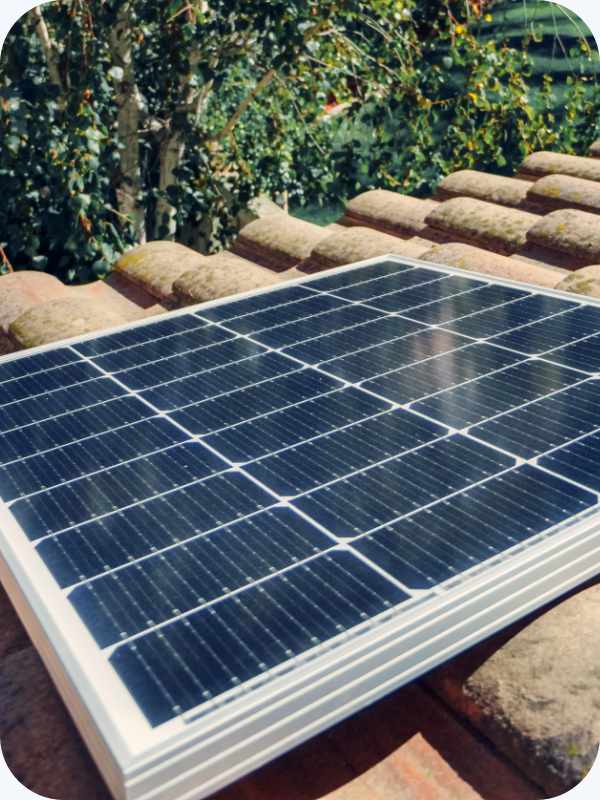 installation panneaux solaires photovoltaïque sur le toit d'un particulier